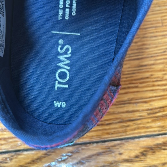 Toms brand red and blue plaid fabric sneakers. Women’s Size 9.  Great condition - Picture 8 of 11